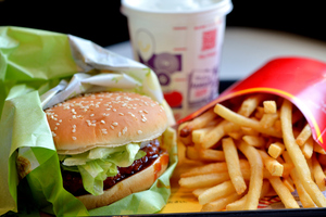 料理研究家リュウジ氏、マクドナルドの紙ストローに「うまくない」。紙以外の選択肢は? 飲食ニュース・トレンド