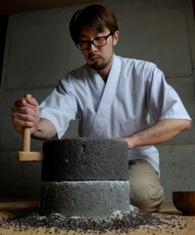 昔ながらの石臼で手挽きして粉にします。