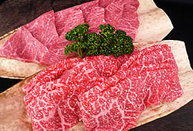 【松坂牛】手塩にかけて育てた肉質の良さは、日本三大和牛の名に恥じないきめ細かい肉質と、とろけるような脂質はまさに黒毛和牛の芸術品。 こだわりの牛肉、日本を代表する和牛、誰もが知っている有名ブランド。