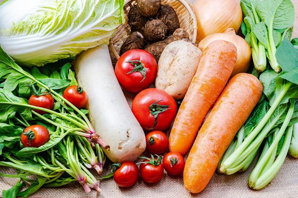 市場から調達した新鮮な青果や自社農場で栽培した野菜をお届けします