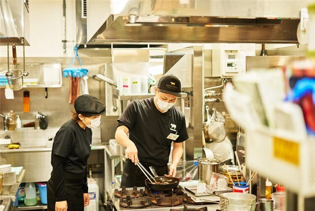 調理をするスタッフ