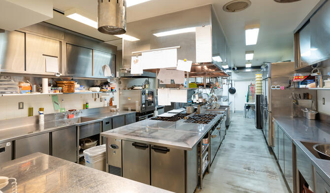 飲食店のオペレーション構築は「物件探し」の段階から。最適化と効率化のコツを解説